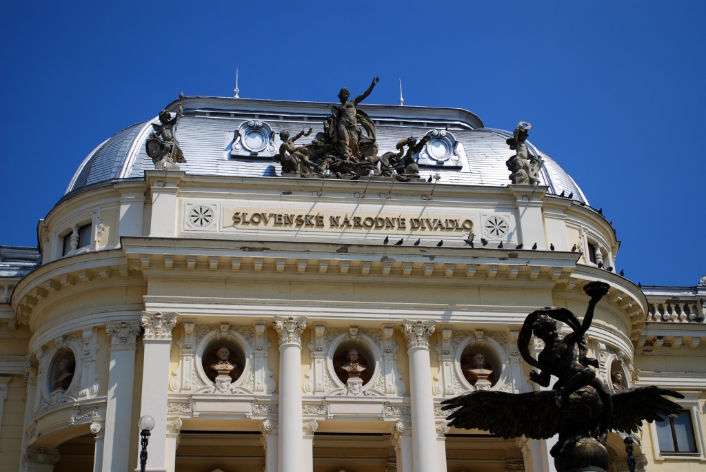 Teatro Nacional Eslovaco y Fuente de Ganímedes y Zeus