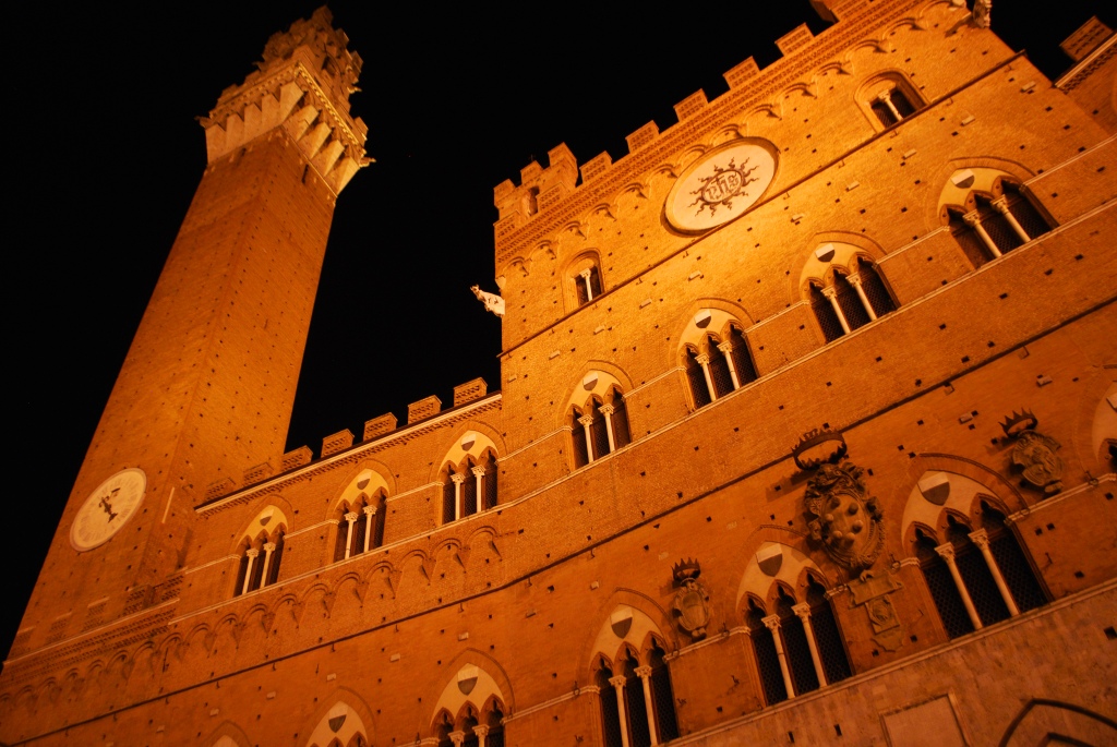 El Palazzo Pubblico y la Torre del Mangia, con una excelente iluminación nocturna