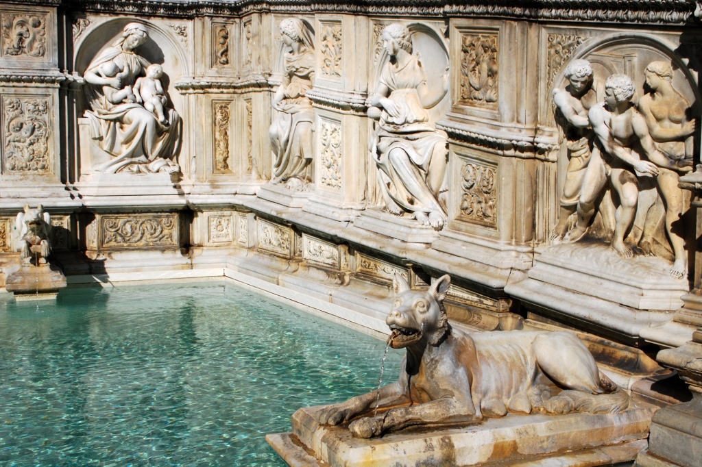 Detalle de la Fonte Gaia, en la Piazza del Campo