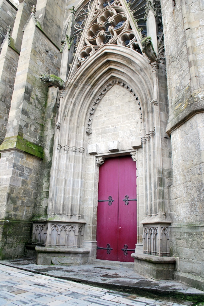 Una de las puertas de acceso a la Basilique Saint-Nazaire