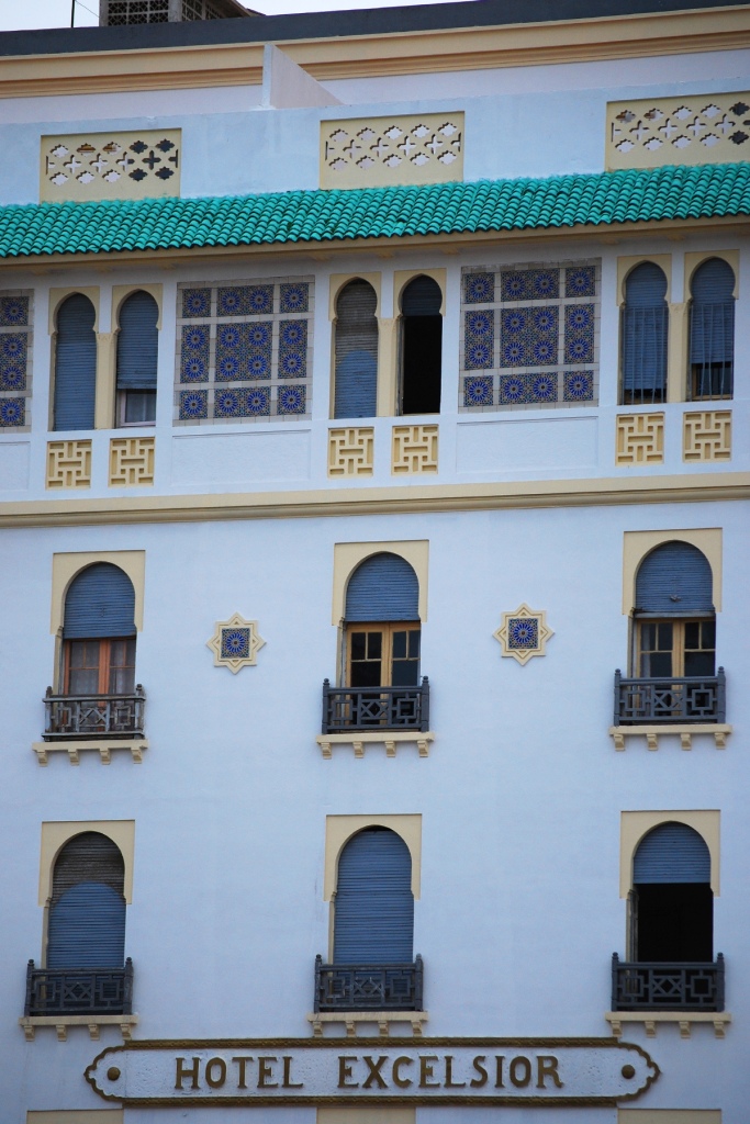 Hotel Excelsior, con su fachada característica de la época del Protectorado francés