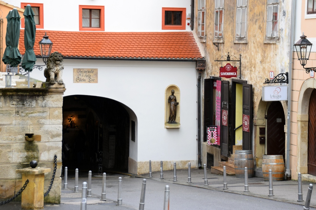 Puerta de Piedra o Kamenita vrata, el único acceso antiguo a la Ciudad Alta. Sus nombres figuran en croata y alemán.